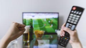 Partido de fútbol en televisión.