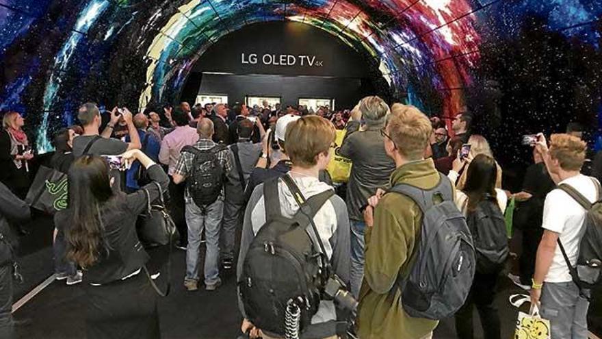 El túnel de televisores OLED 4K de LG repetía en IFA, y también repetía éxito. Fue una de las atracciones con más gente grabando y haciendo fotos.