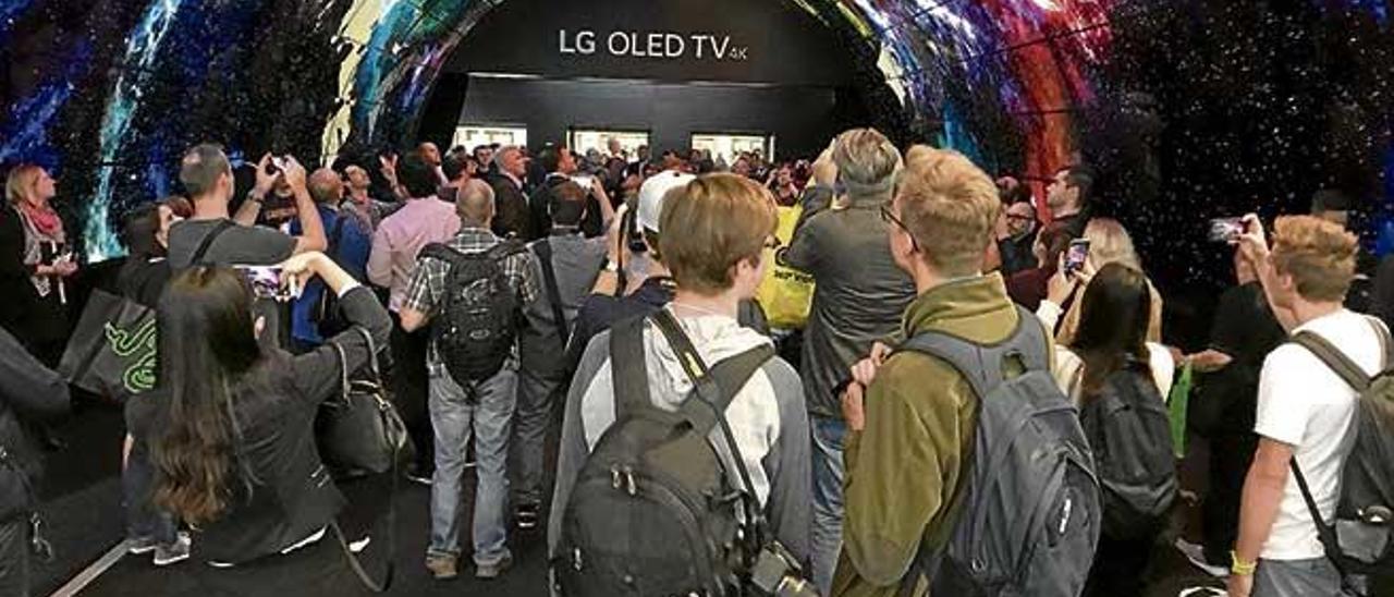 El túnel de televisores OLED 4K de LG repetía en IFA, y también repetía éxito. Fue una de las atracciones con más gente grabando y haciendo fotos.