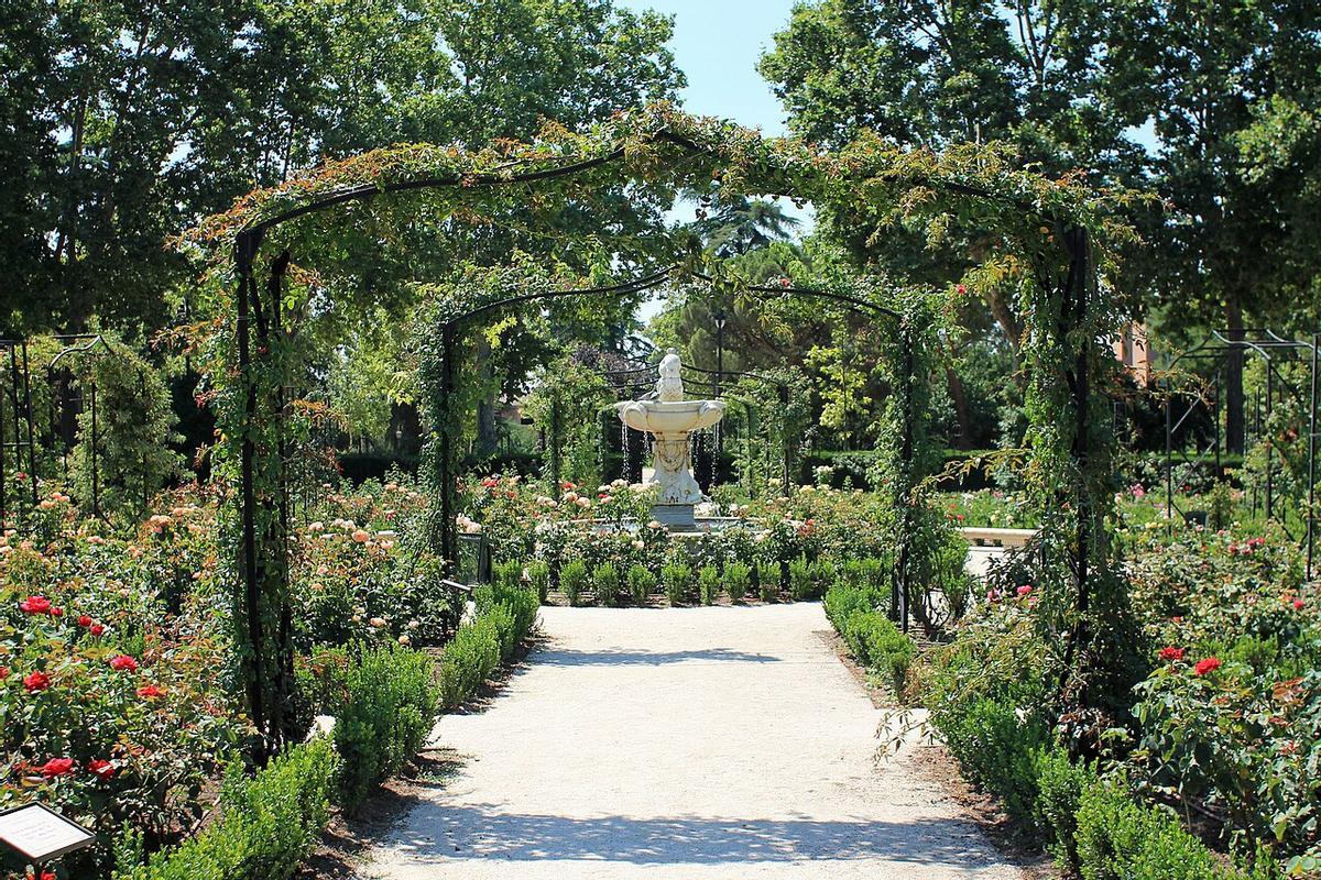 En 1915 diseñó la Rosaleda de El Retiro, inspirándose en los grandes jardines de rosas que ya existían en otras ciudades europeas, especialmente en París
