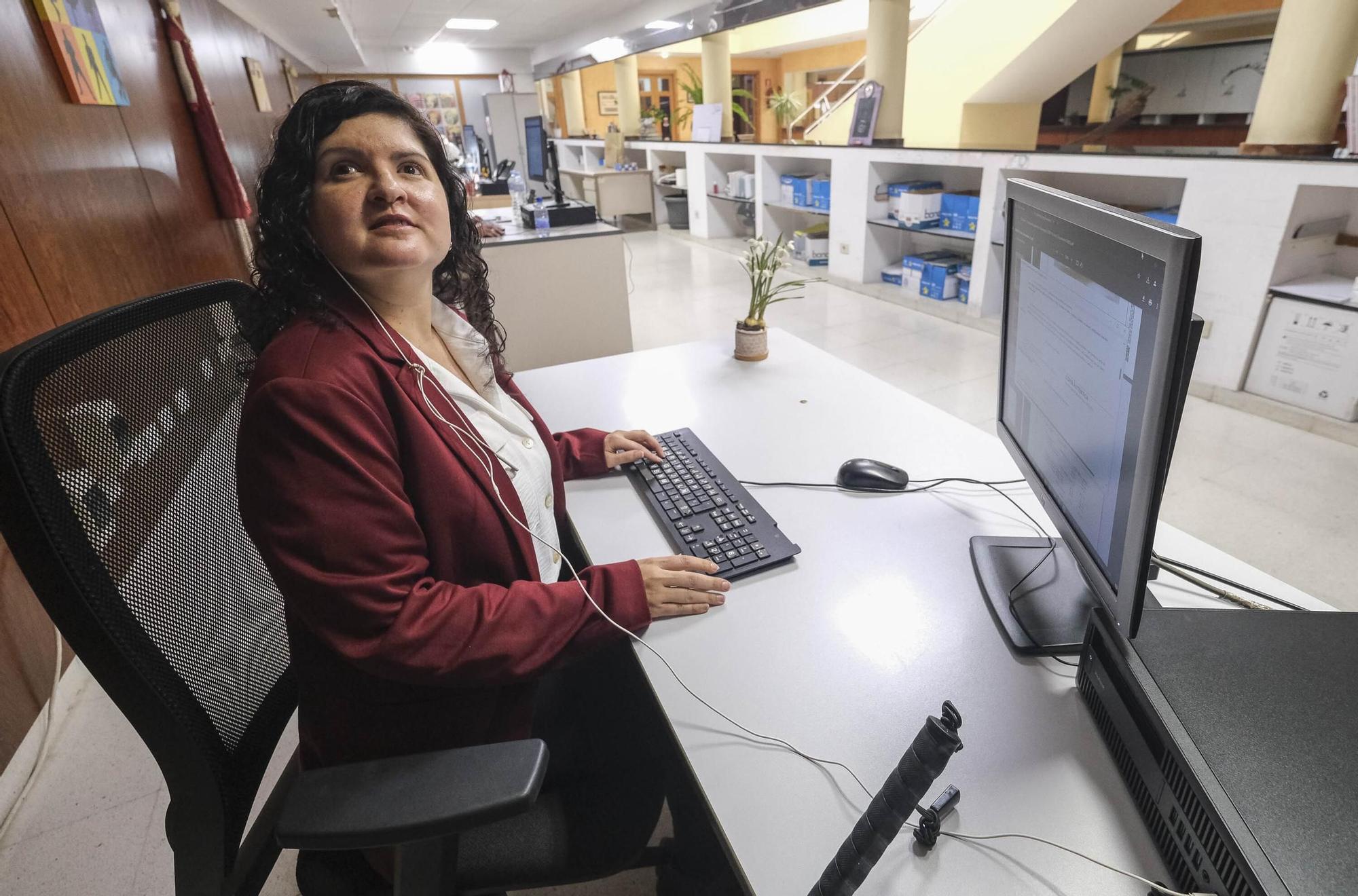 Mifaya Sánchez, con discapacidad visual, trabaja en el Ayuntamiento de Telde