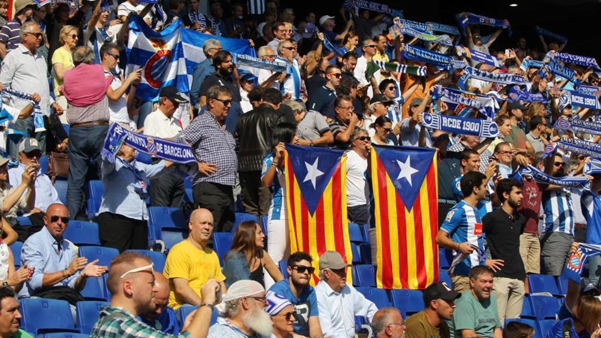 Dos socios del Espanyol fueron agredidos por desplegar una 'estelada'
