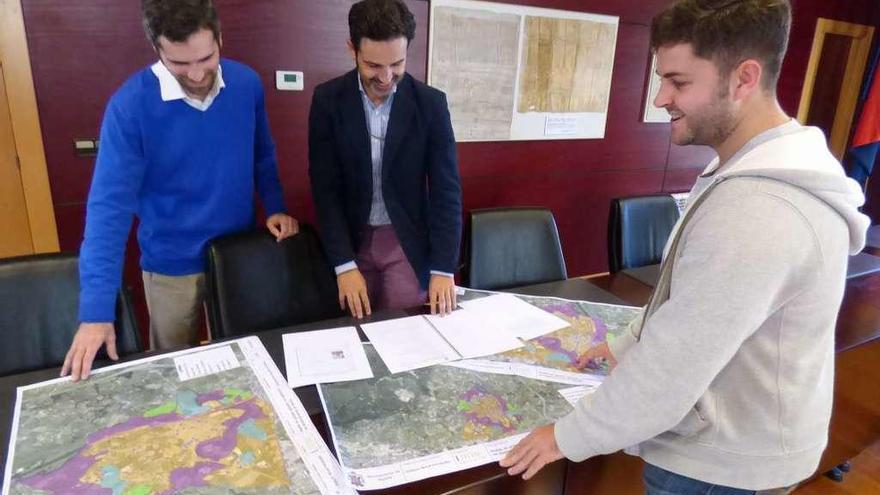 Abel García, técnico de la empresa; Joaquín Noval, arquitecto técnico municipal, y Pelayo Suárez, concejal de Obras, ayer, revisando los planos de la red de aguas de Noreña.