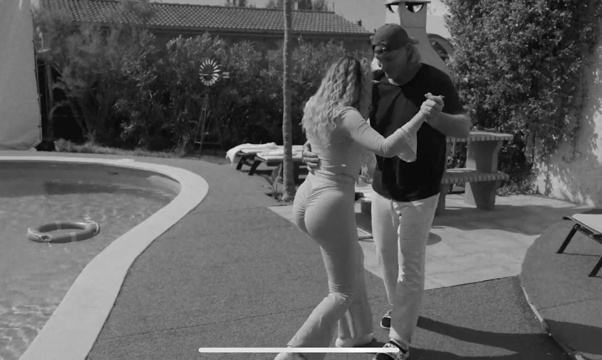 Steff Jerkel versucht sich mit der Moderatorin im Tanzen.