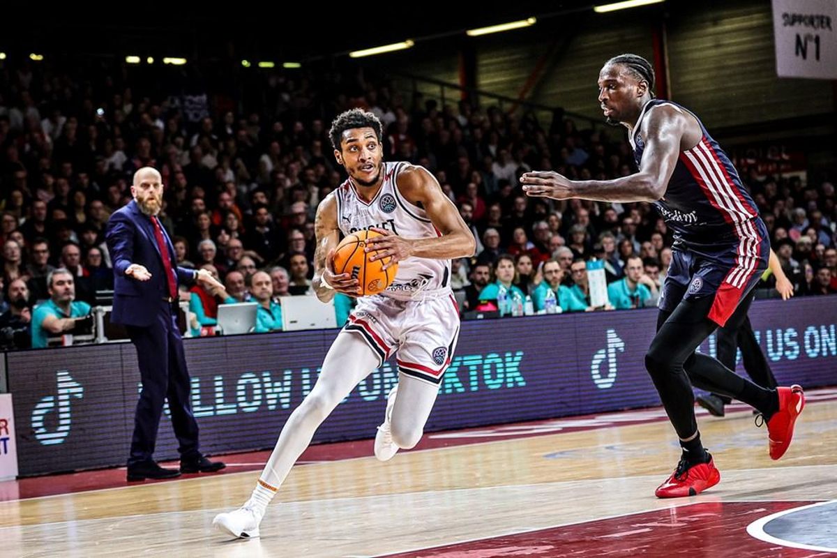 Randall penetra durante el partido contra el Estrasburgo.