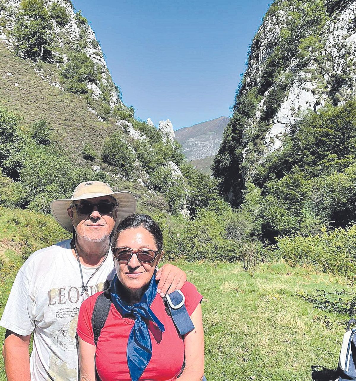 Jesús Pérez y Marisa Sanz, con la Foz vista desde el Sur al fondo.