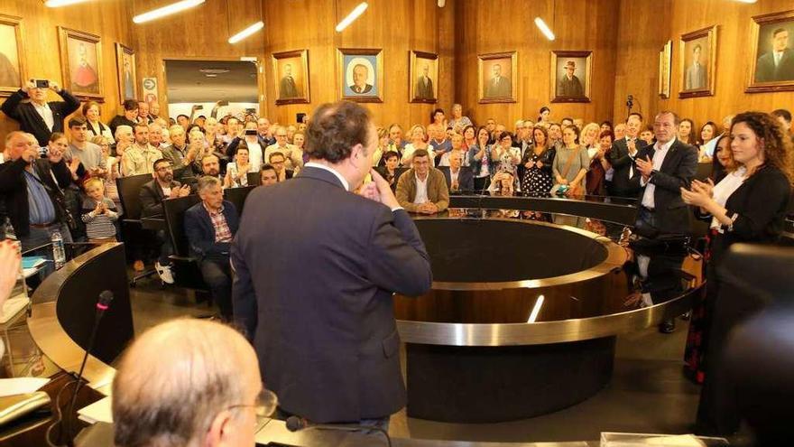 Corporación y público aplauden al alcalde tras jurar el cargo en el salón de plenos. // Bernabé/Gutier