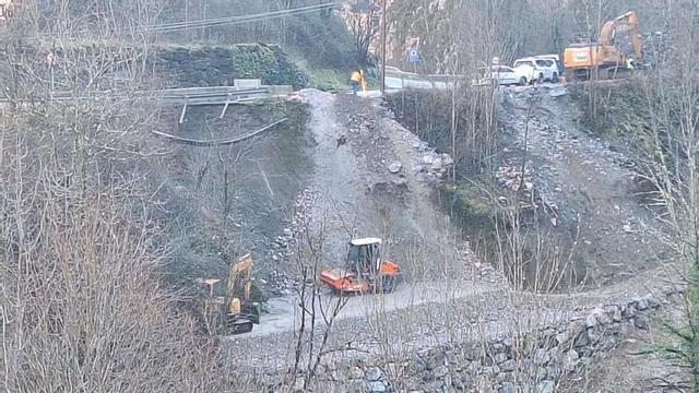 Las obras en el hundimiento del Corredor del Nalón, cerca de los túneles de Campo de Caso. | LNE