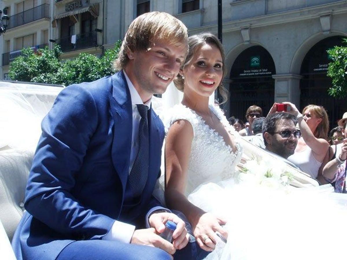Ivan Rakitic y Raquel Mauri se van juntos de la Catedral de Sevilla en una calesa