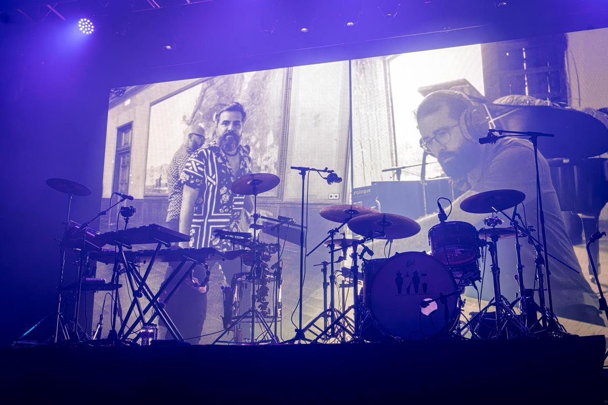 Love of Lesbian cierra filas con su ‘hermandad’ en un inflamado estreno en Razzmatazz