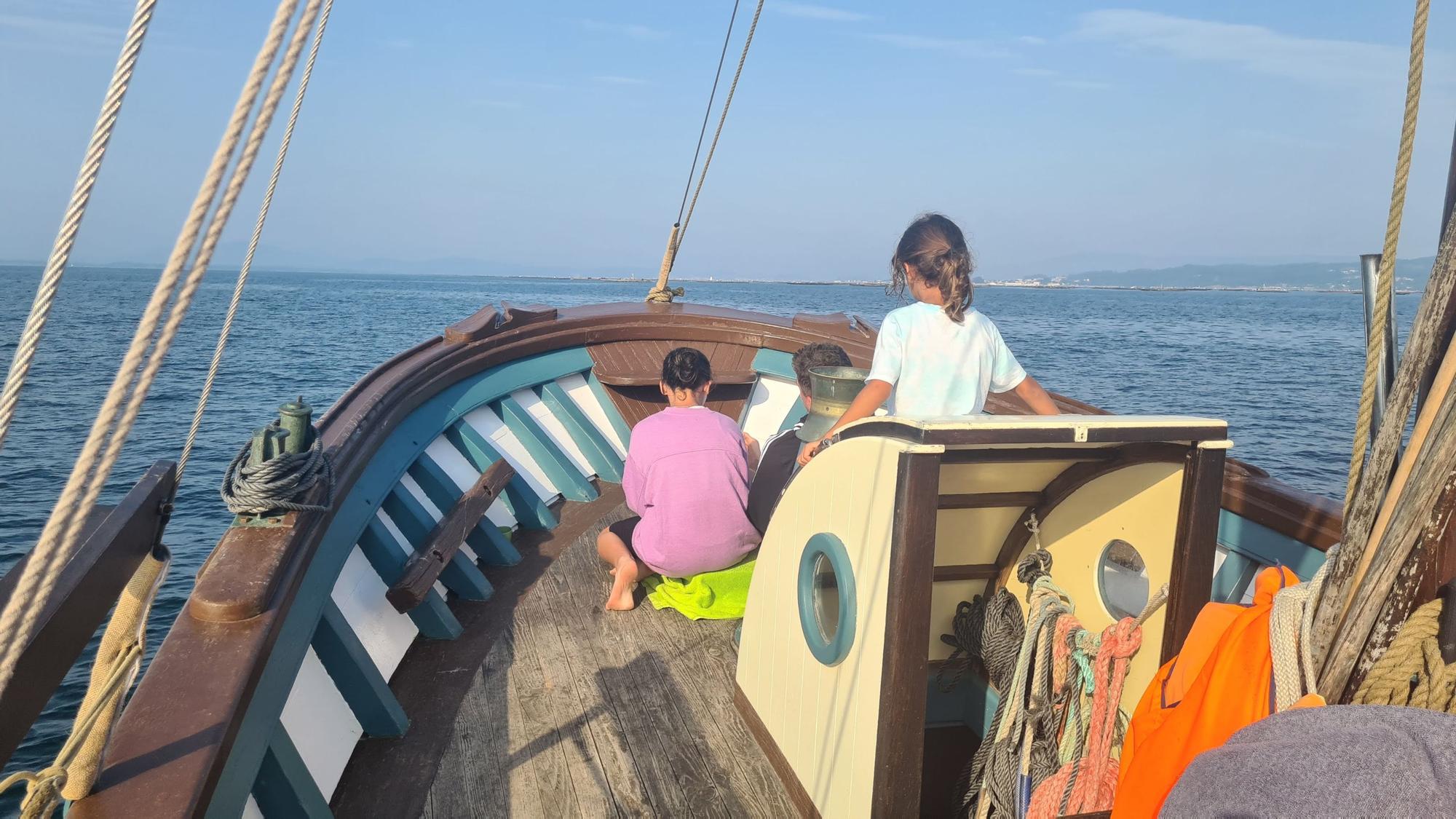 De visita en las Islas Atlánticas de Galicia a bordo del aula flotante "Chasula".