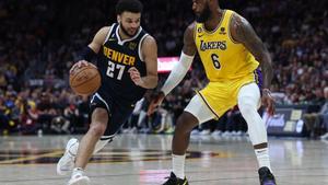 LeBron James defiende a Jamal Murray