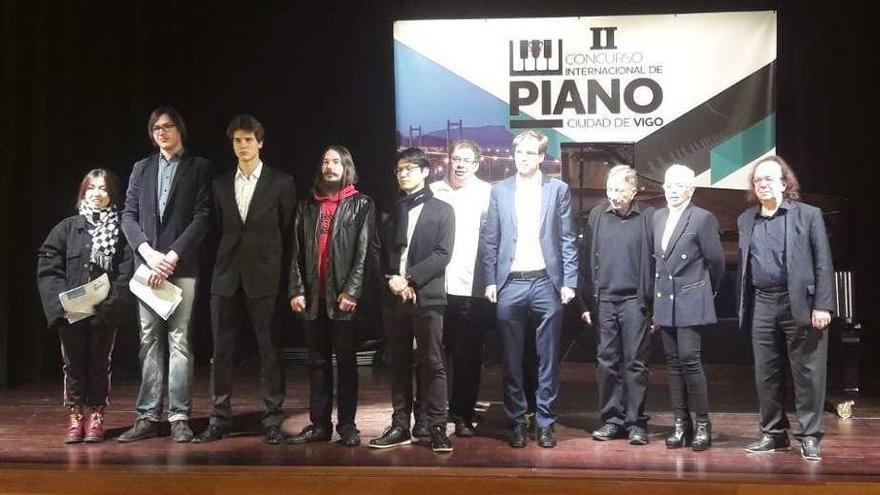 Los ganadores, junto a miembros del jurado. // FdV