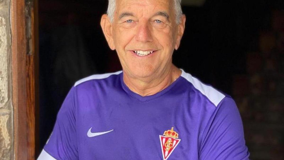 Kike Figaredo, con la camiseta del Sporting en su casa de Gijón