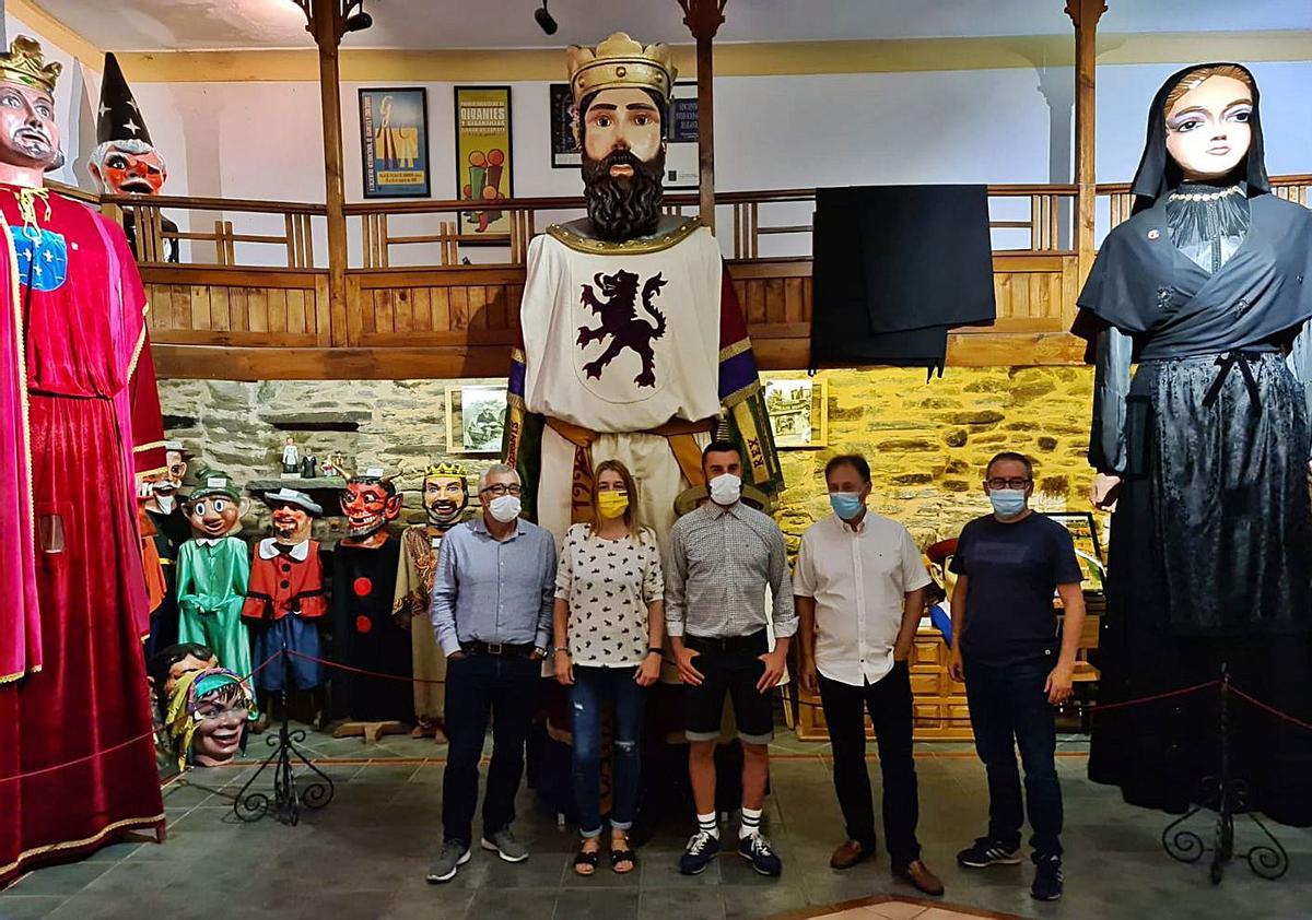 Francisco Iglesias, el alcalde y otros miembros de la corporación, con  el nuevo gigante que representa al rey Alfonso IX. |