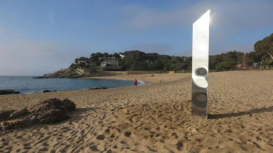 Aparece en una playa de la Costa Brava un monolito metálico