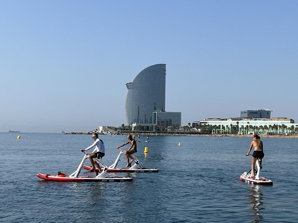 Bikesurf, las nuevas bicis acuáticas  surfean en la playa de la Barceloneta