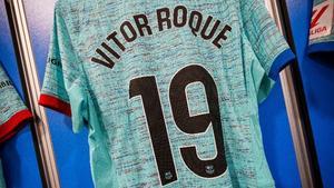 La camiseta de Vitor Roque en el vestuario del Barça en Las Palmas.