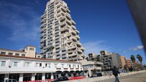 Recta final de les obres a la Torre Barceló, el gratacels de 25 plantes de Mataró que desperta amor i odi