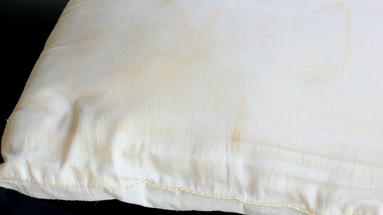 CUCHARA EN LA SÁBANA Adiós a las manchas amarillas de la sábana