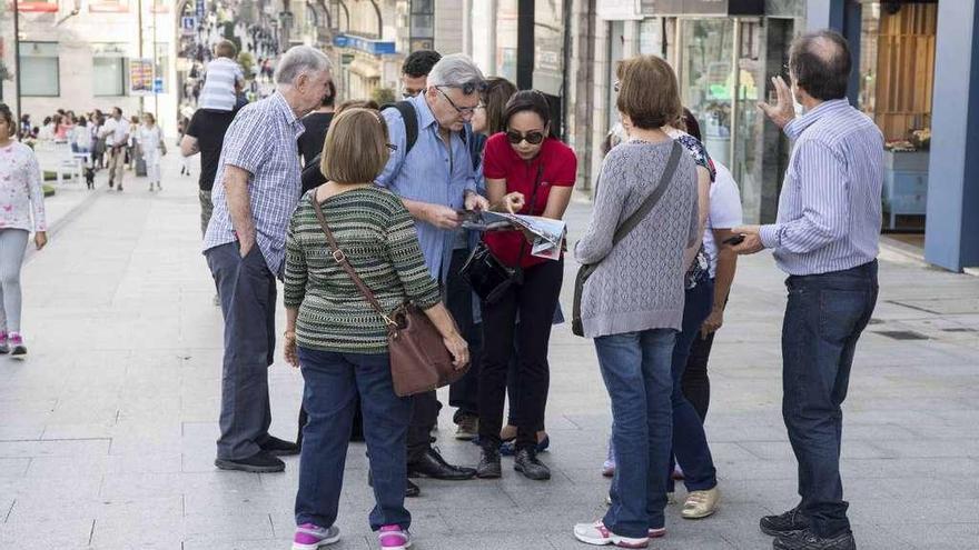 Turistas paseando por el centro de la ciudad de Vigo. // Cristina Graña