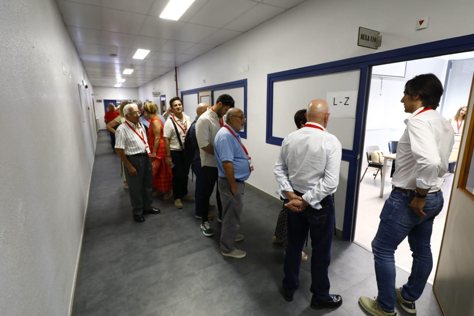 En imágenes | Los militantes eligen a la nueva Ejecutiva del PSOE en Zaragoza