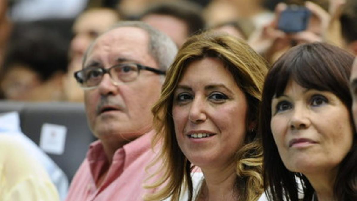 Susana Díaz, junto a la presidenta del PSOE federal y andaluz, Micaela Navarro (derecha), este domingo en Sevilla.