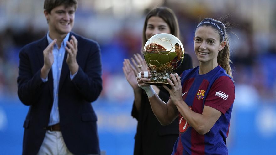 Aitana Bonmatí ofereix la Pilota d&#039;Or a l&#039;afició del Johan Cruyff