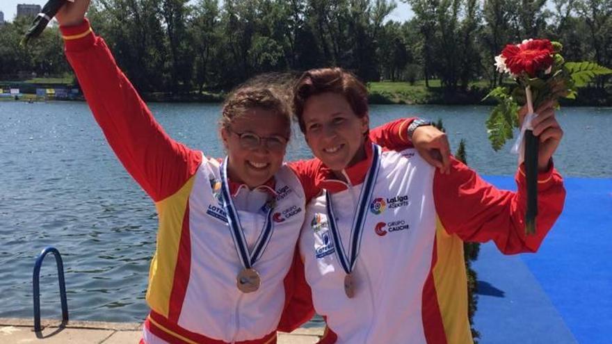 Adriana Paniagua (izquierda) junto a su compañera Patricia Coco tras recibir la medalla de bronce.