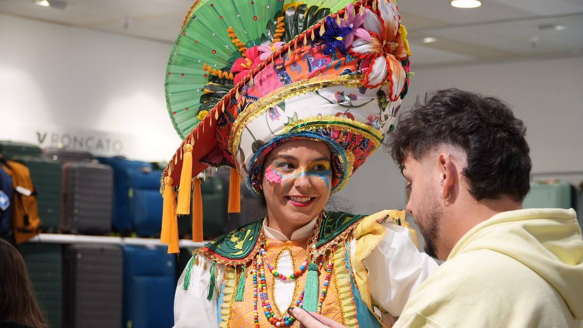 Fotogalería | Las comparsas lucen sus trajes este lunes como maniquíes vivientes