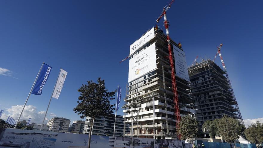 Sierra Blanca Estates celebra la puesta de la bandera en el edificio central de las &#039;Málaga Towers&#039;