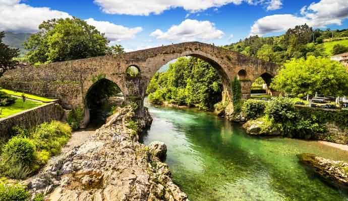 Antiguo puente de piedra romano en Cangas de Onís.