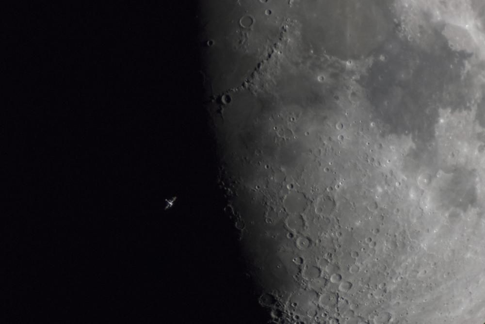 Estación Espacual sobre el terminador lunar.