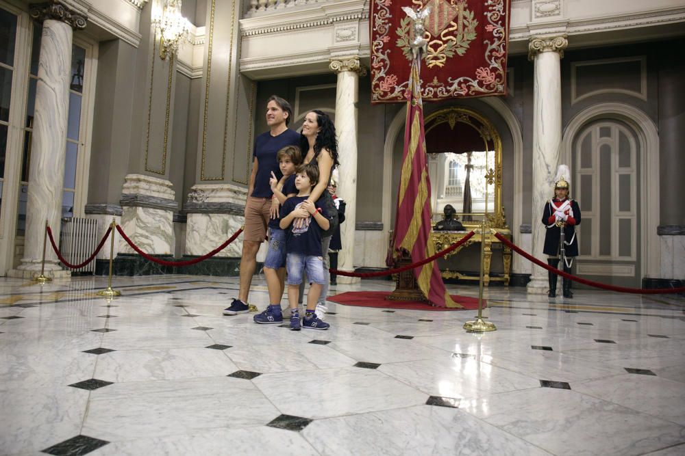 Los valencianos honran la Real Senyera