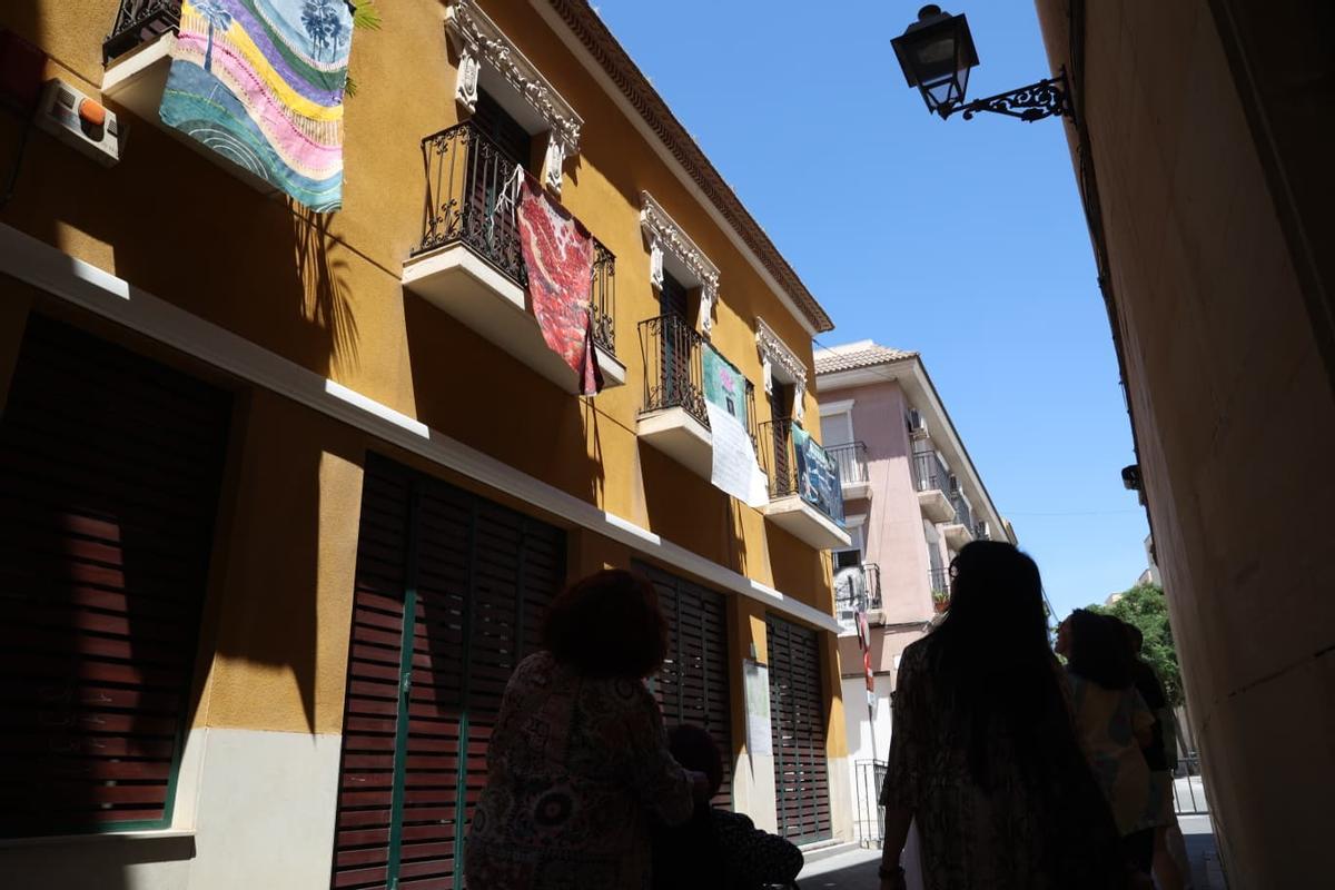 Una de las calles decorada de lonetas.