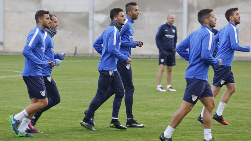 Los jugadores del Málaga CF se ejercitan en el Anexo de La Rosaleda en la previa.