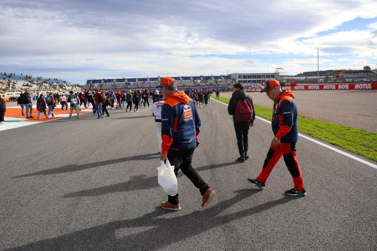 Miles de aficionados invadieron la pista al final para ver el podio de MotoGP