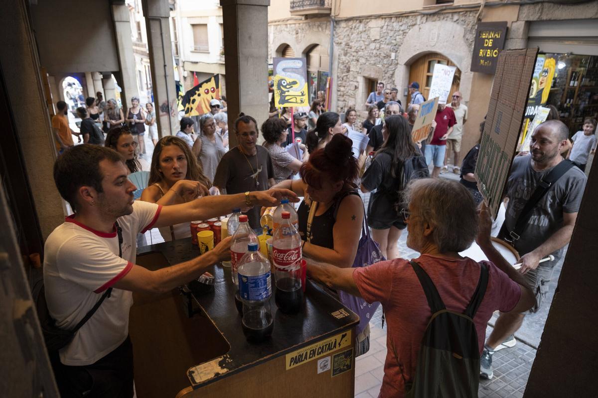 Imatges de la protesta en contra del projecte d'ampliació del polígon del Prat, el dia que s'ha suspès el ple municipal per un ciberatac