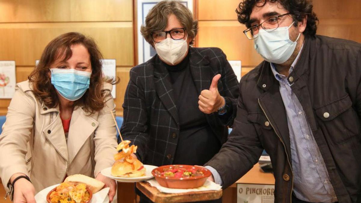 Noelia Conde, Eva García y José Manuel Fernández, ayer.