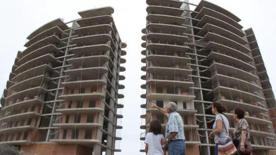 Sorprenden a unos niños en el 8.º piso de las torres inacabadas de Canet