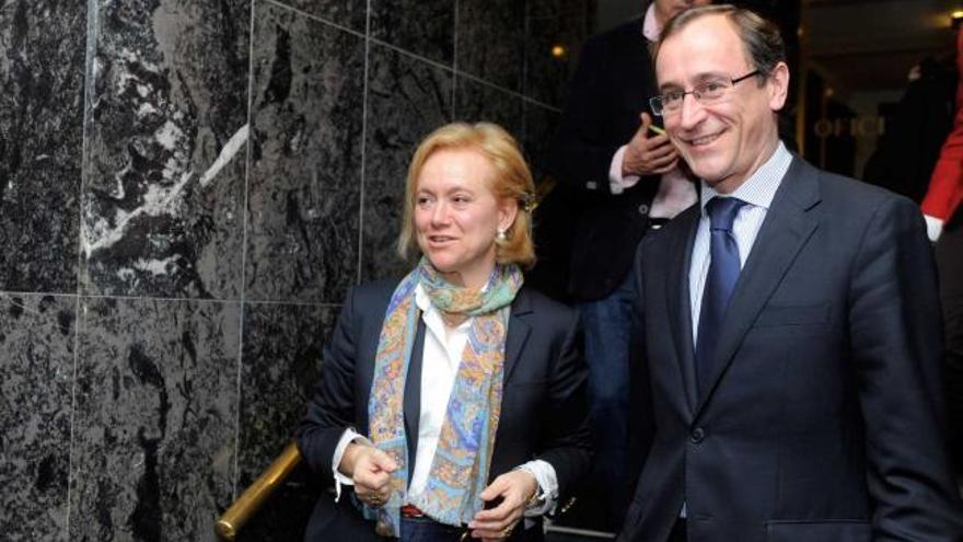 Mercedes Fernández y Alfonso Alonso, en Oviedo, durante la campaña electoral de las  pasadas autonómicas.