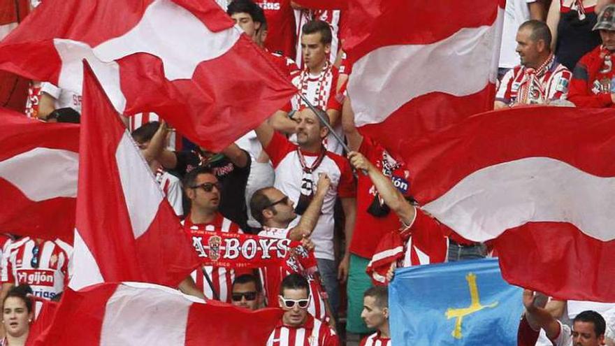 Aficionados del Sporting, durante un partido de Liga.