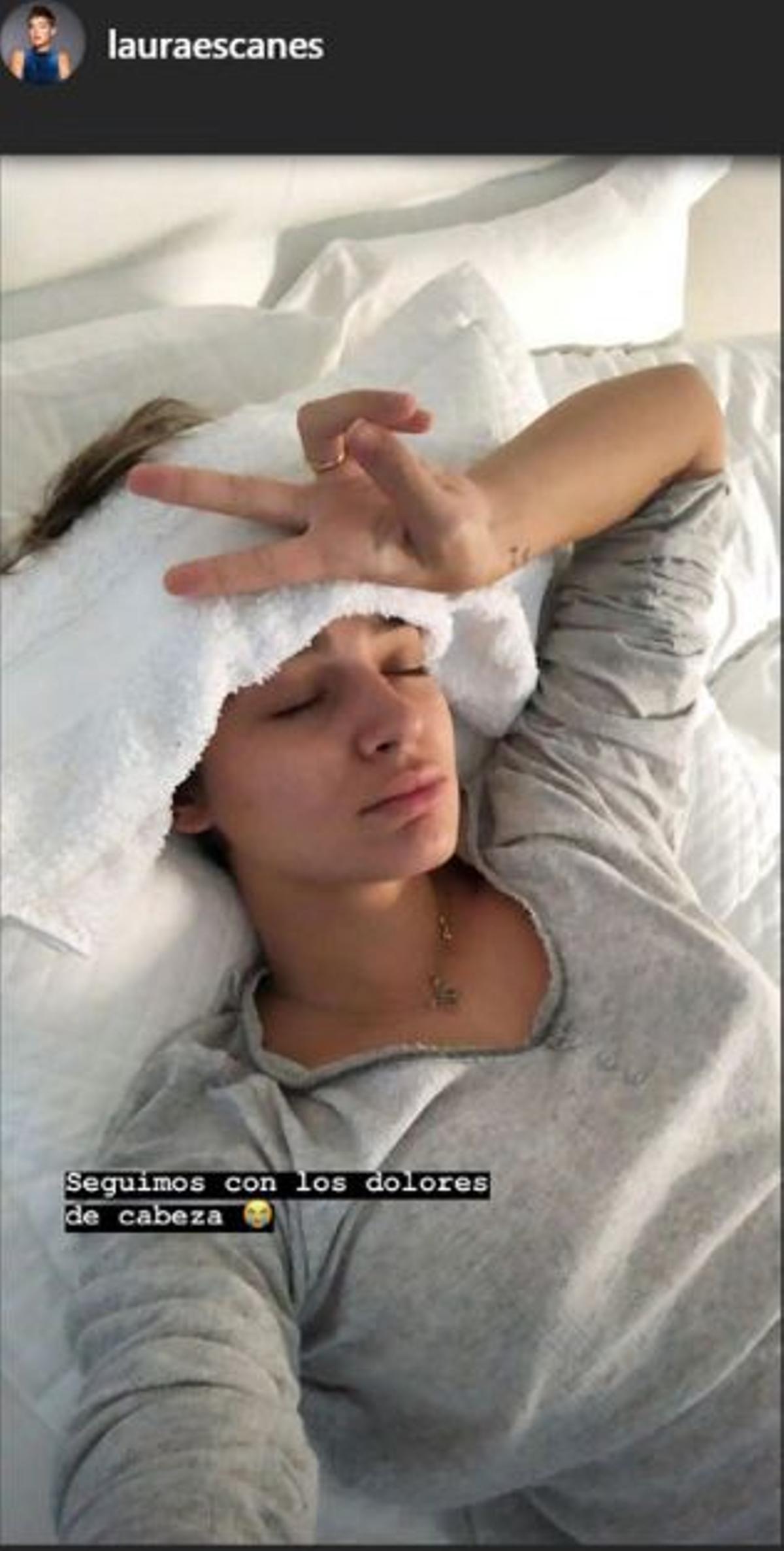 Laura Escanes con paño en al cabeza
