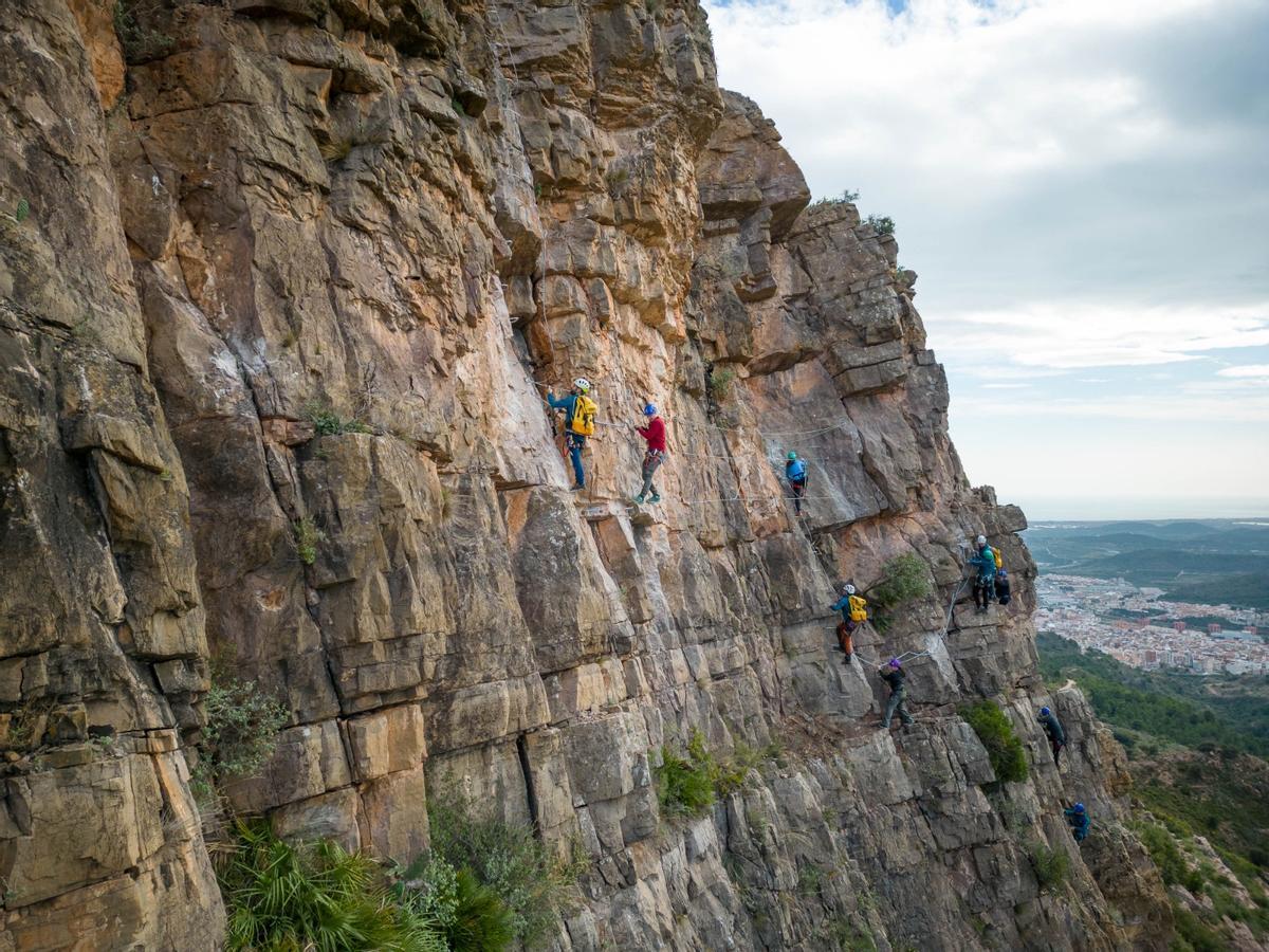 La Vía Ferrata  dels Sants de la Pedra cuenta con 16 rutas de escalada, además de diferentes juegos aéreos.