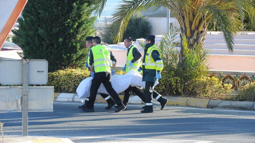 Los agentes trasladan el cadáver.