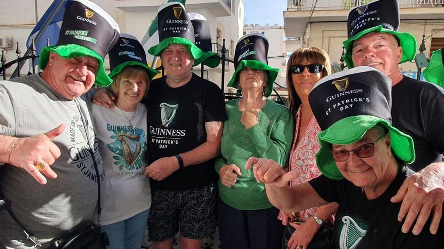 Residentes irlandeses durante las fiestas que cada 17 de marzo celebran en Málaga. | F. E.