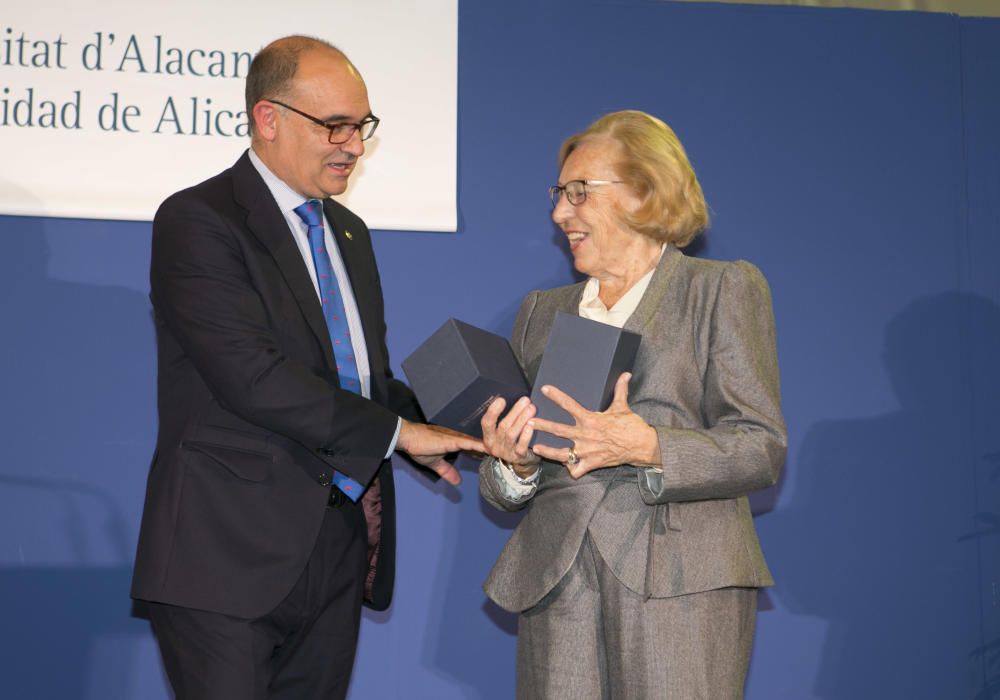 Decenas de profesores y alumnos del CEU, germen de la Universidad de Alicante, se reencuentran en un emotivo acto organizado en el campus.