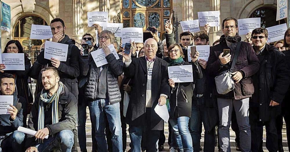 Periodistas se concentran en favor de la libertad de información