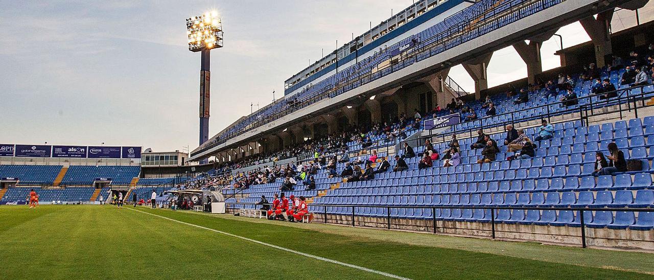 Vista del Rico Pérez en el primer partido de la temporada con la visita del Aztzeneta, con un millar de aficionados.