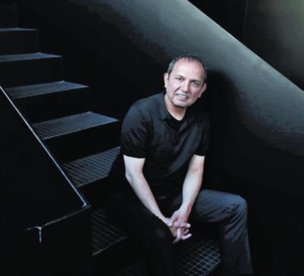 L’arquitecte Teddy Cruz, ala seu de Roca Barcelona Gallery, ahir. L’arquitecte Teddy Cruz, ala seu de Roca Barcelona Gallery, ahir.